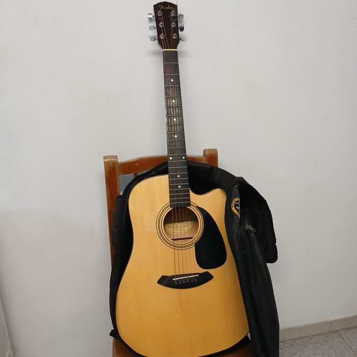 Guitarra acústica Fender (ampliação avariada)