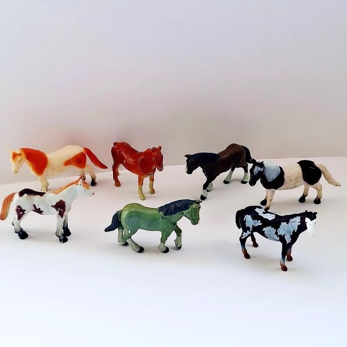 Набор фирменных фигурок коней, лошадей