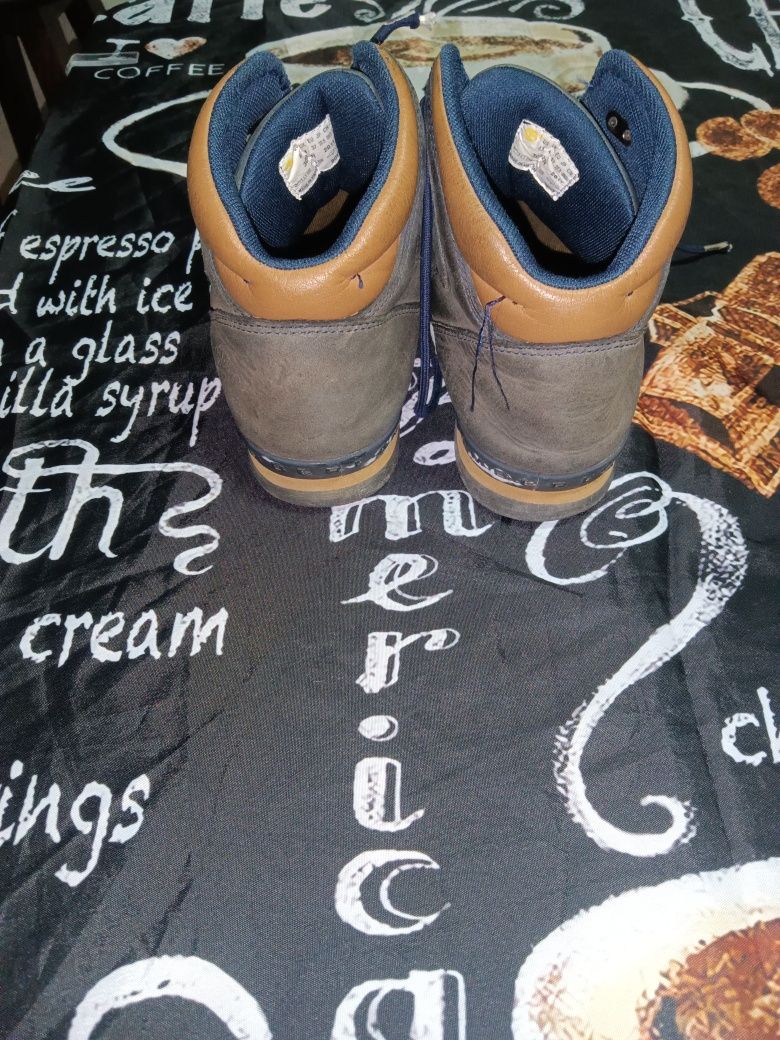 Botas Timberland, 37
Com marcas de uso tais como ligeiras esfoladelas