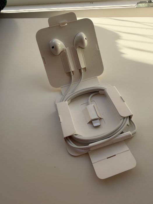 Fone EarPods com conector Lightning Apple