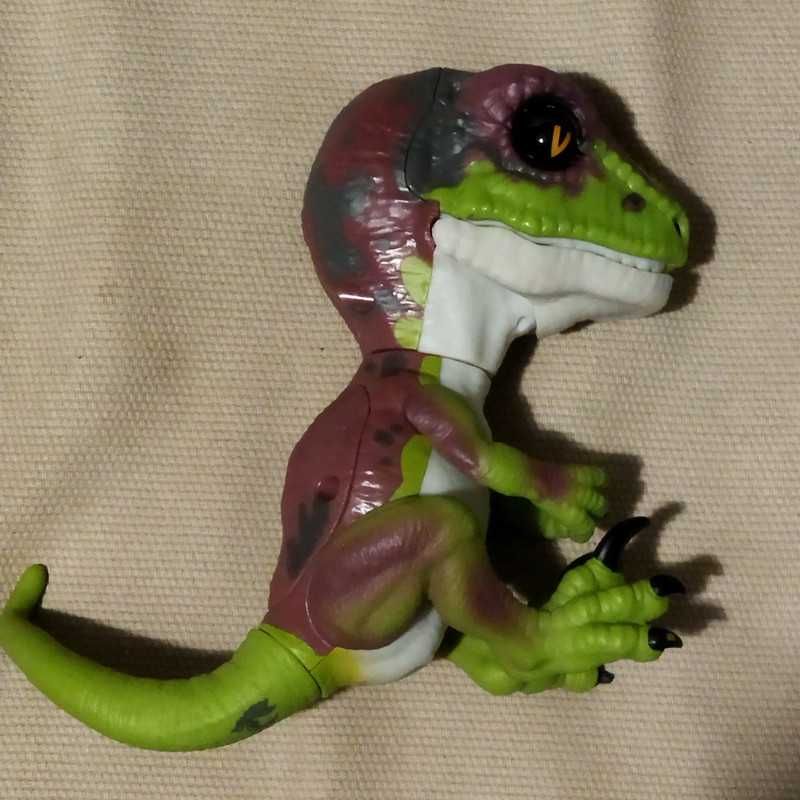 Untamed Fingerlings Dino Raptor