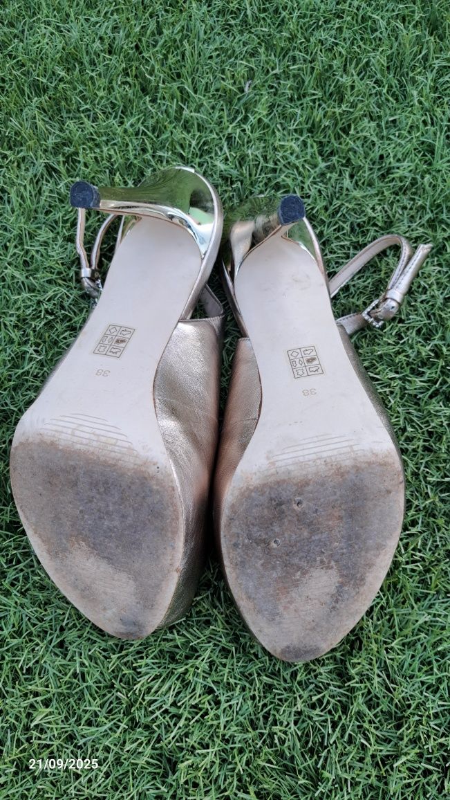 Sapato GUESS salto alto
