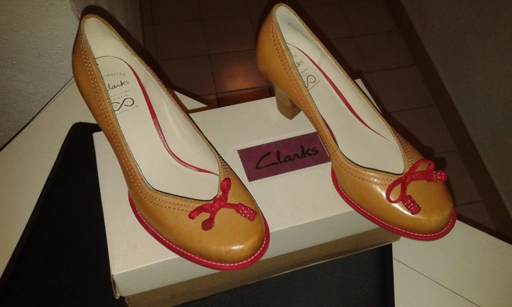 Clarks novos em caixa original