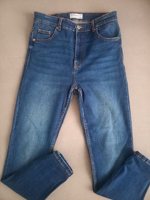 Spodnie z wysokim stanem skinny Bershka