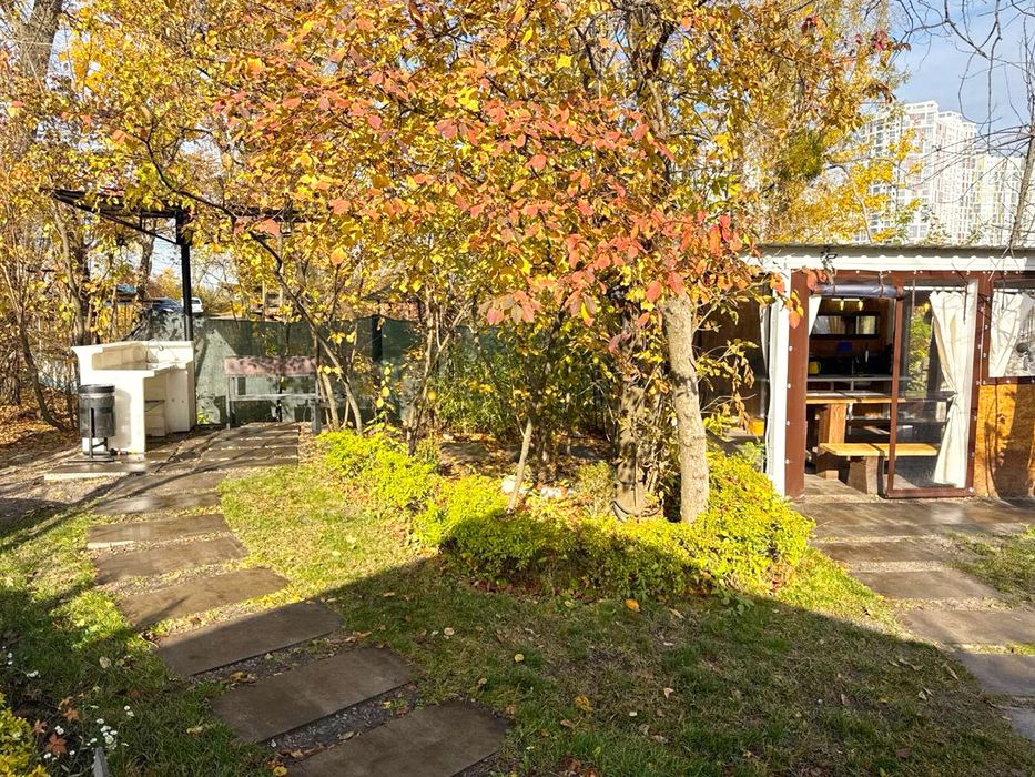 Тепла бесідка. Чан. Здається на Новий Рік.