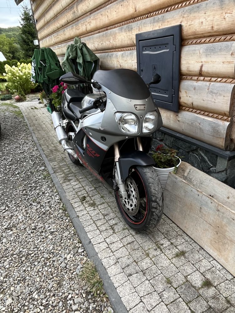 Yamaha YZF750 R