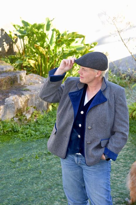 Especializada em fazer vestidos e roupas formais para mulheres.