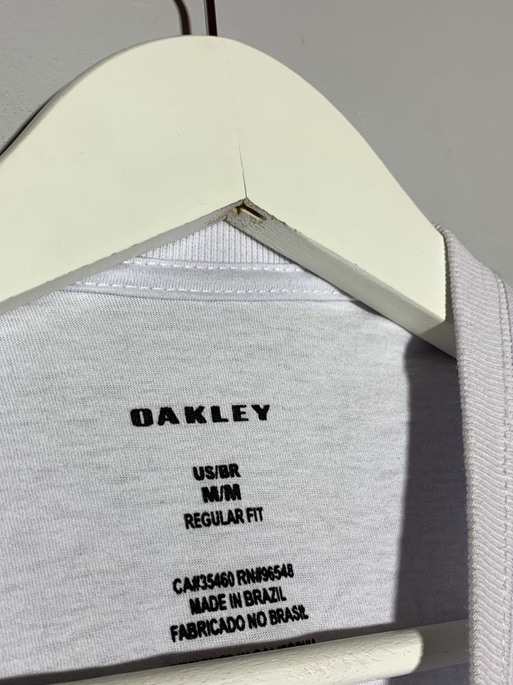 Футболка Oakley з логотипом на грудях