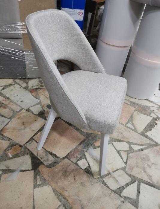 Cadeiras e caldeirões