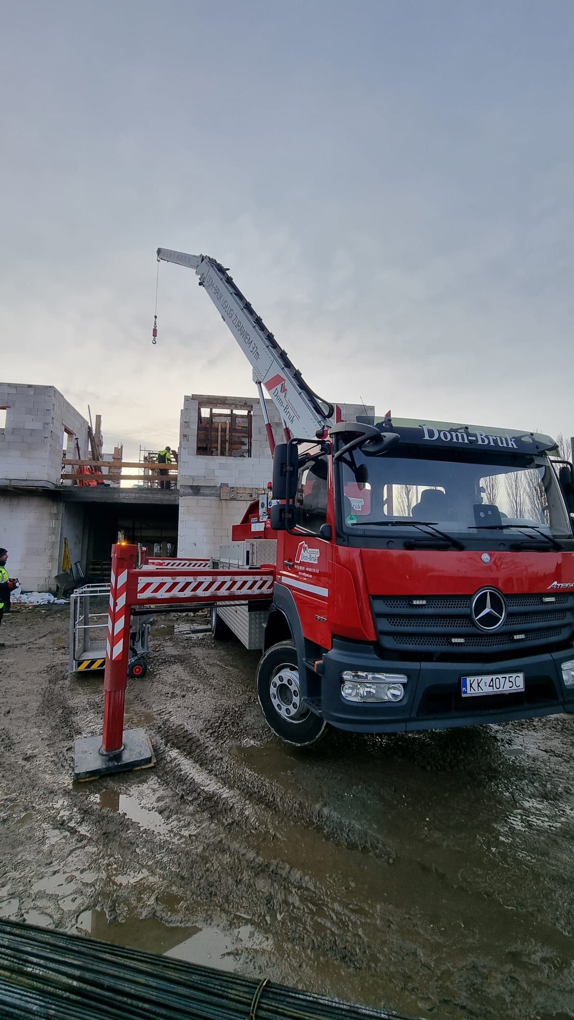 Usługi żuraw, dźwig dekarski 37m