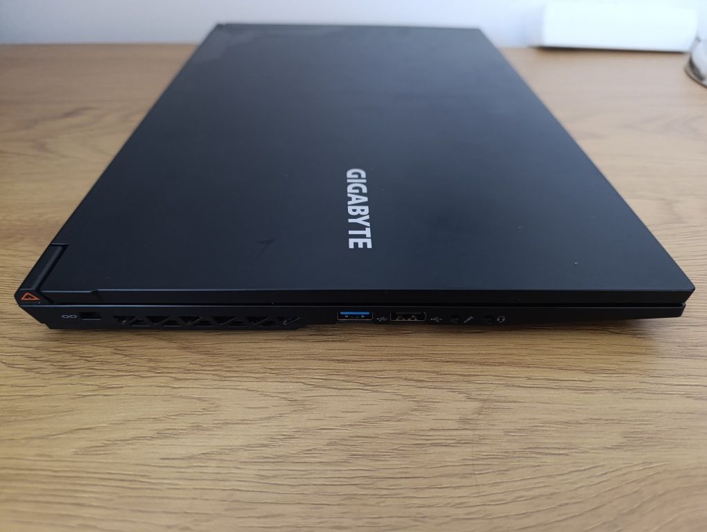 Sprzedam laptopa GIGABYTE G5 KF rtx 4060