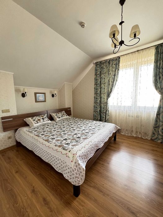 Продаж двоповерхового будинку з сауною напроти лісу.