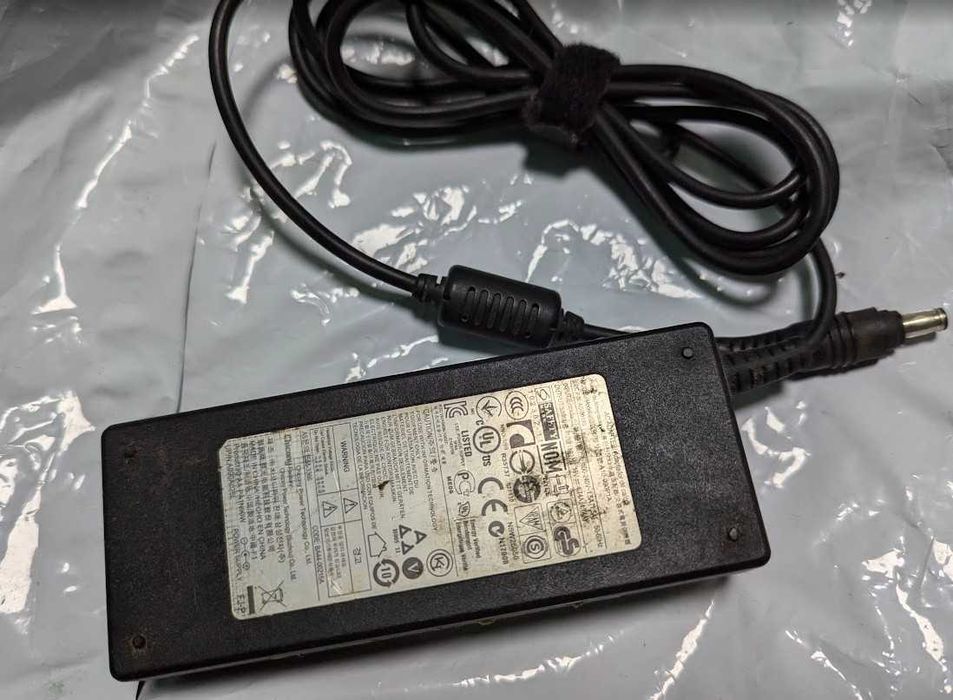 Блок питания  AD-9019S
Штекер 3pin с иглой  для ноутбука 90W 19v 4.74A