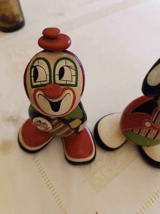 Vendo dois palhaços em pedra pitados