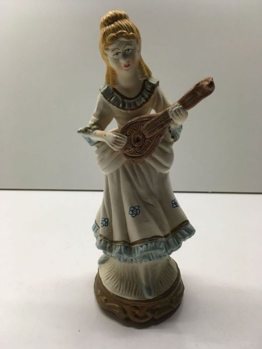 Mulher com Viola de Porcelana