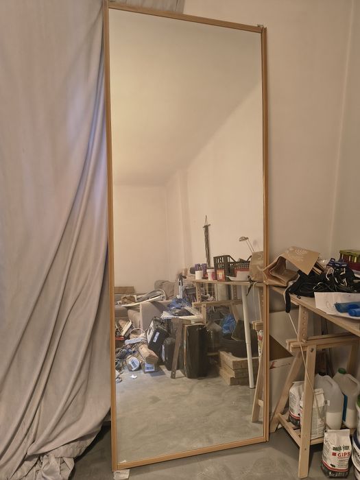 Duże lustro z drewnianą ramą