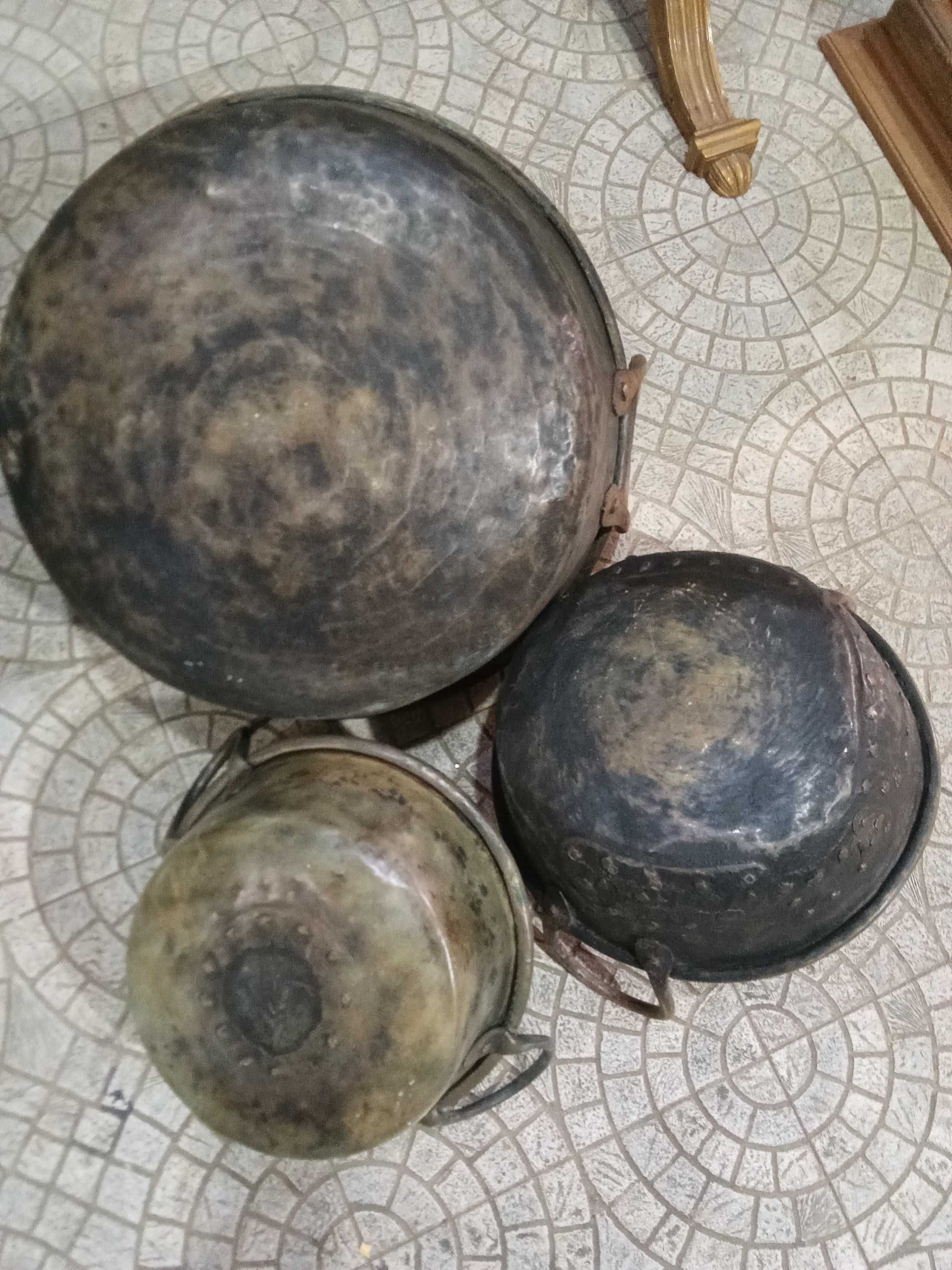 3 tachos em cobre com fundos remendados e rebitados à moda antiga.