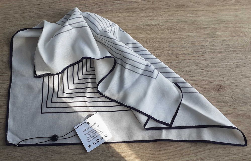 Chustka PG Clothes apaszka nowa z metką nowa mała apaszka 42x41 cm