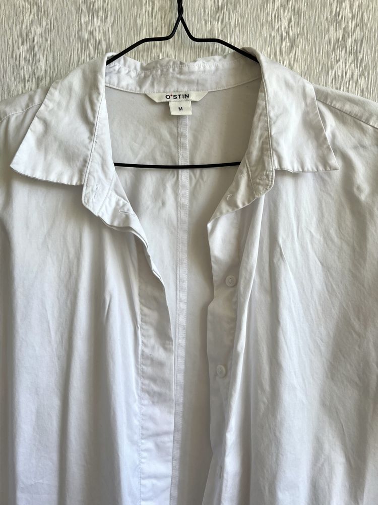 Біла бавовняна сорочка