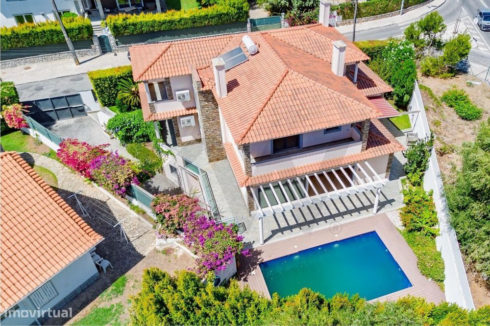 Moradia de sonho T4 com jardim, piscina e privacidade no coração de Ca
