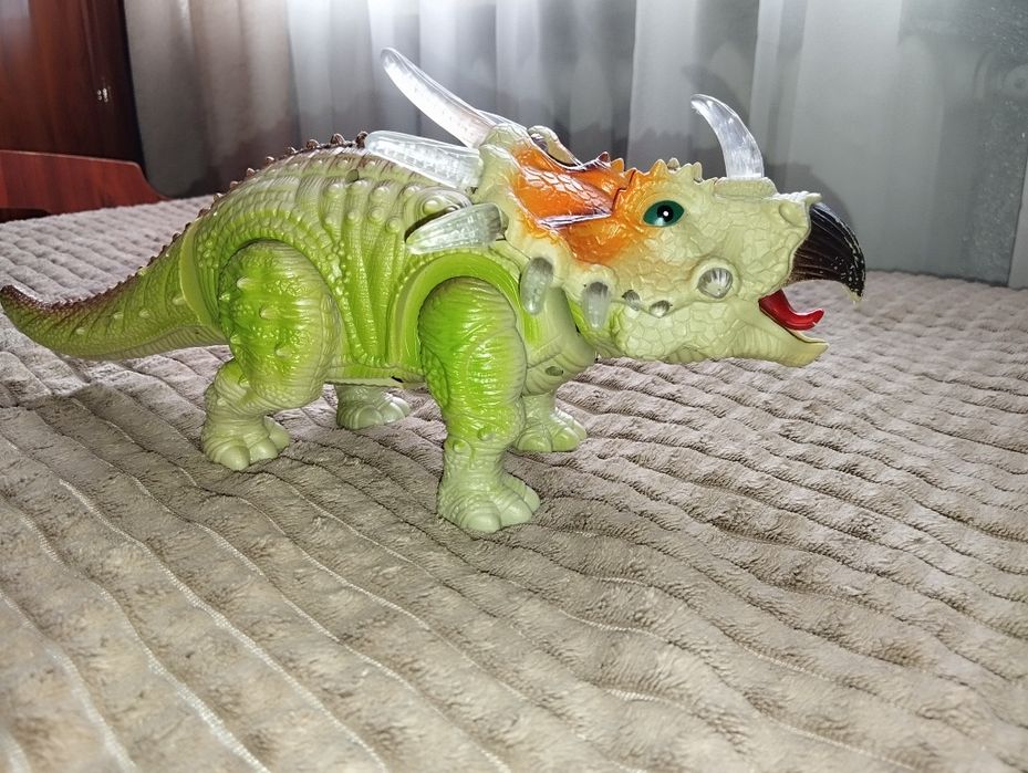 Великий інтерактивний динозавр