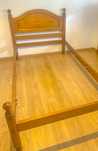 Cama de solteiro/ corpo e meio mogno