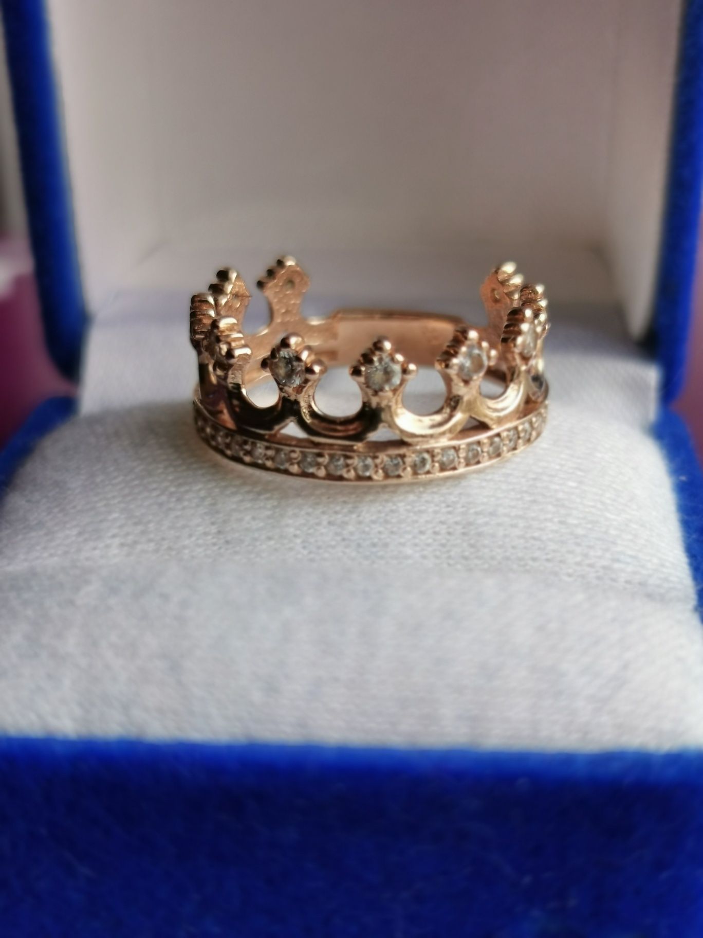 Śliczny złoty pierścionek korona