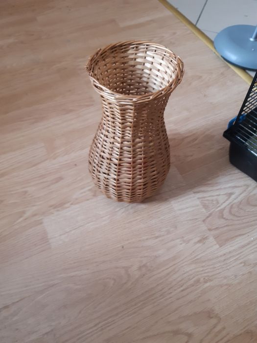Sprzedam wazon na kwiaty wiklinowy