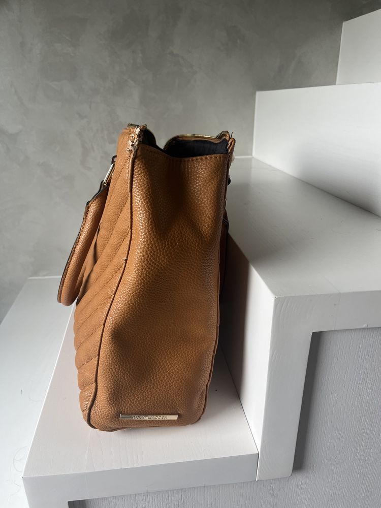 Torebka kamel brązowa złoty łańcuch steve madden