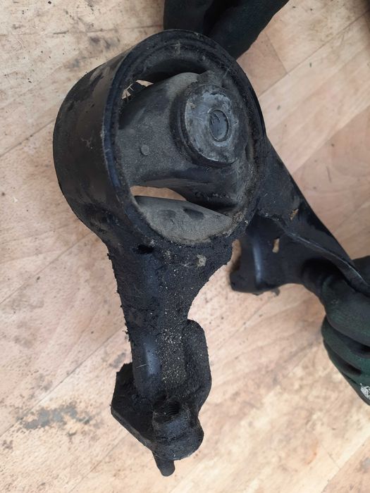 Задня подушка опора двигуна Тойота 12371-0R010 авенсіс Версо Королла