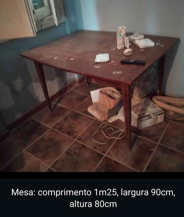 Mesa de madeira antiga