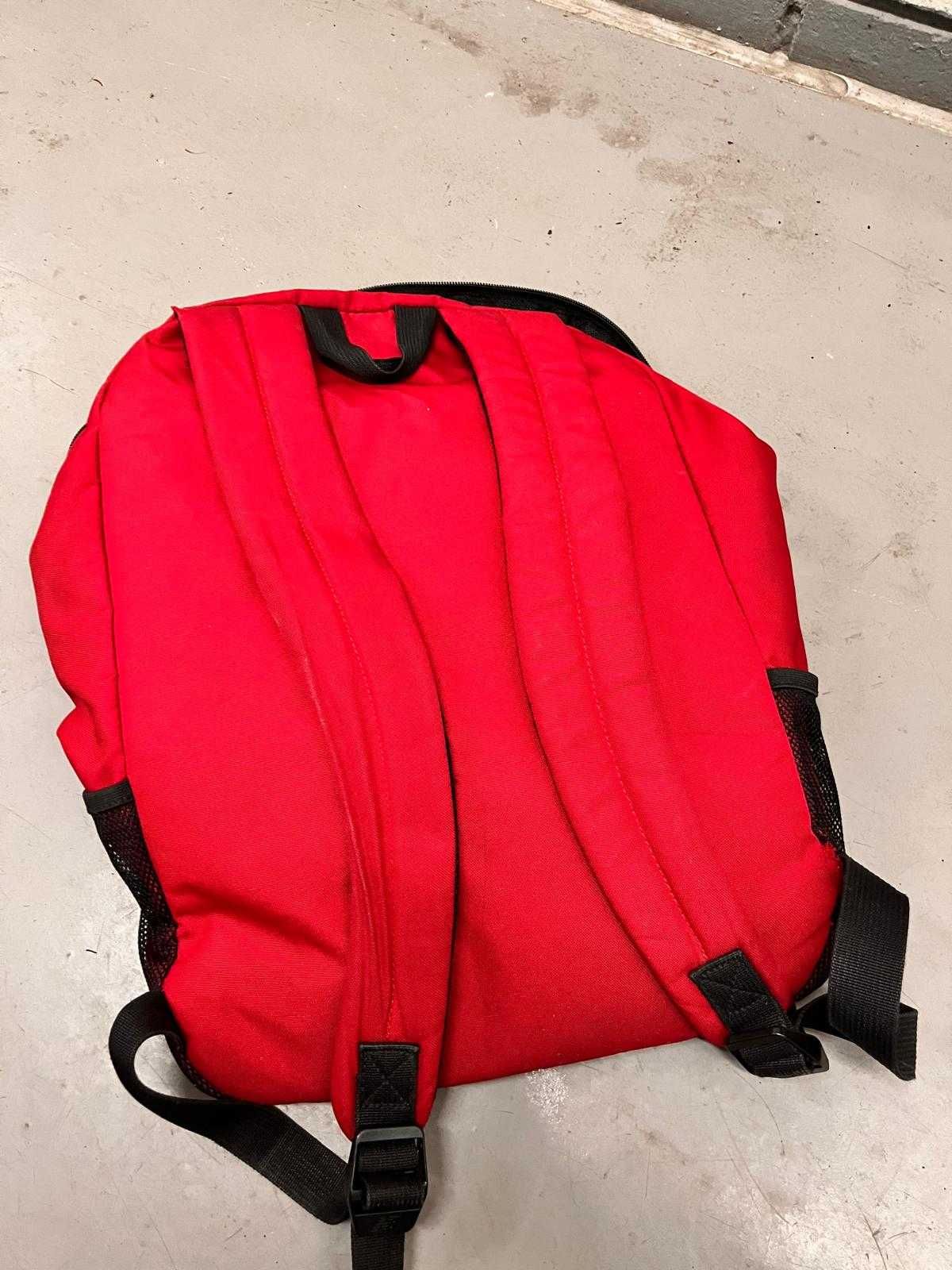 Plecak New Balance czerwony, 24L, 43x27x12 cm – lekki i pojemny