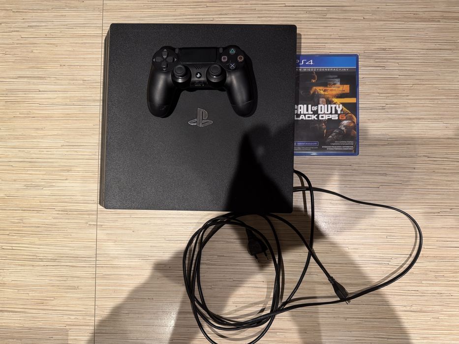 Playstation 4 Pro 1TB + 1 pad + 1 gra