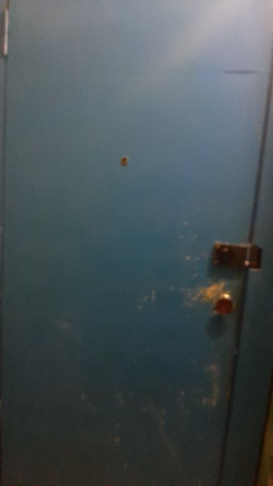 Входная тамбурная дверь с замком.