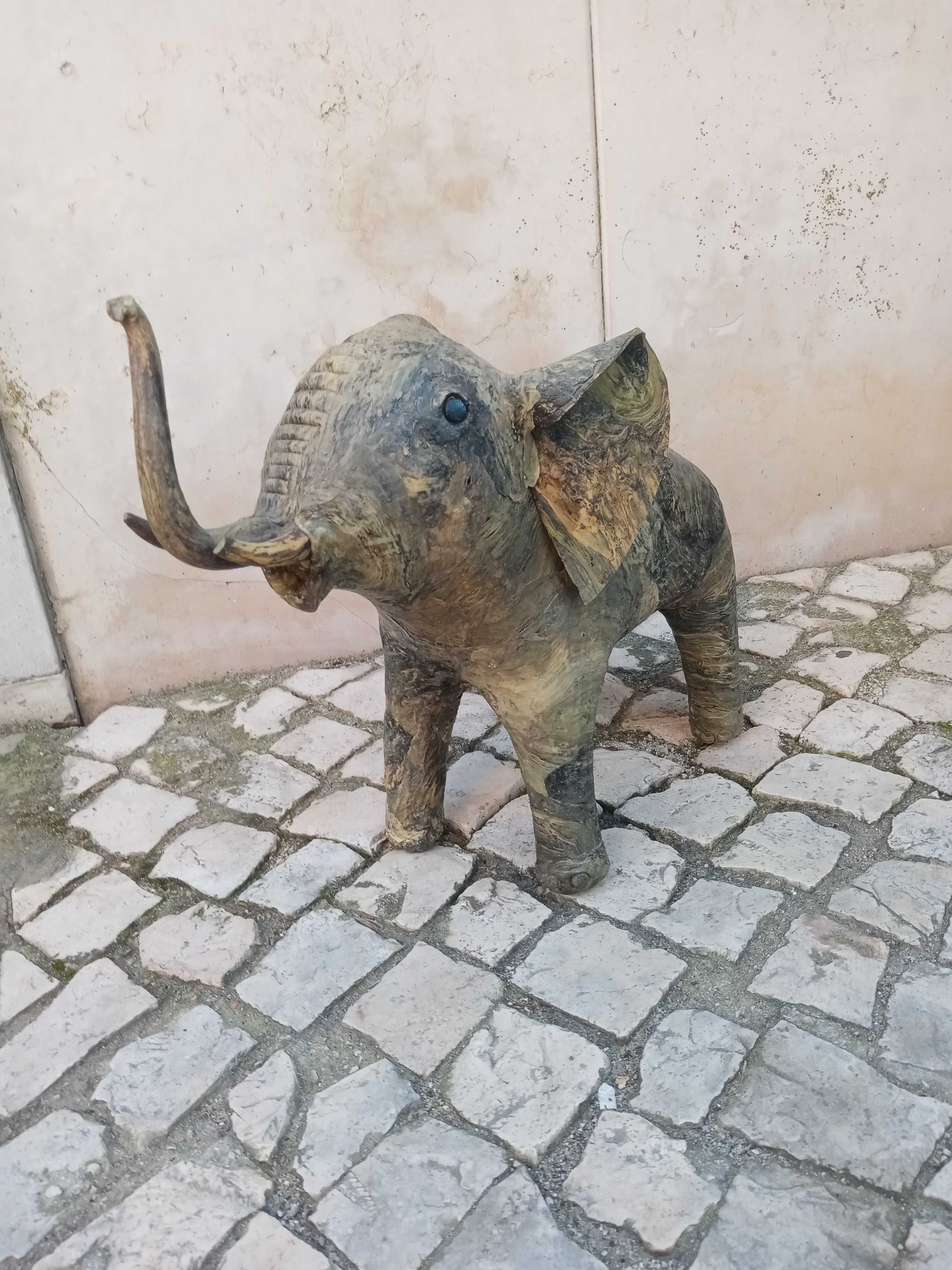 Elefante feito em cascas de ostras