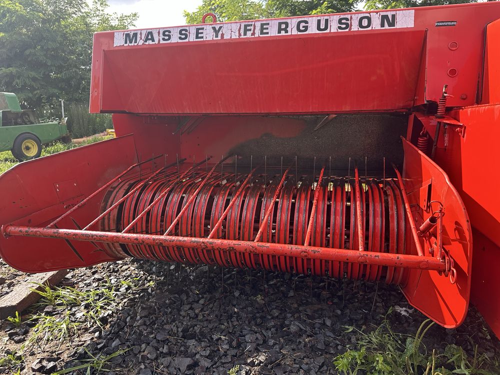 Прес-підбирач марки Massey Ferguson 120