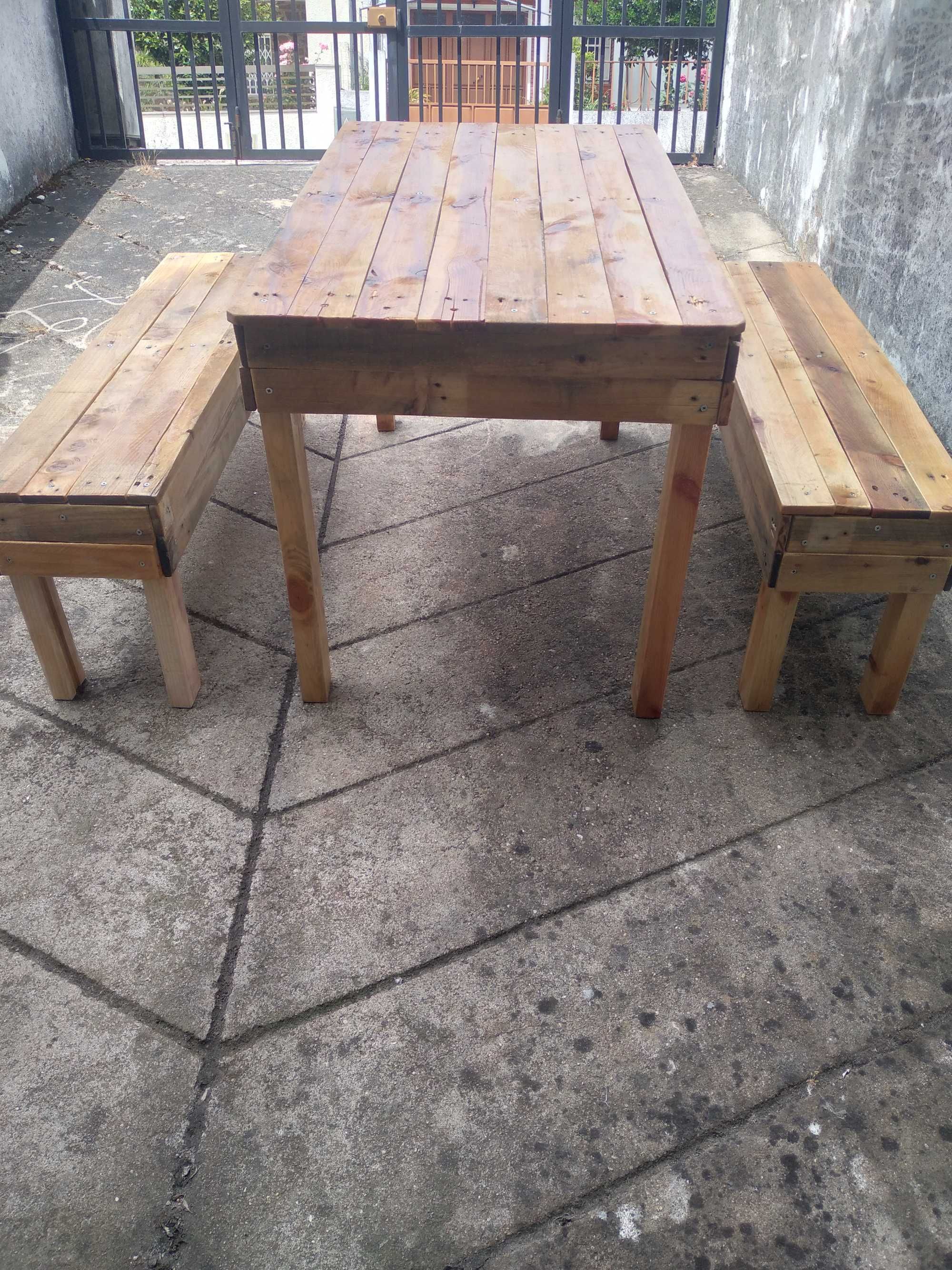 Mesa com bancos feitos em paletes