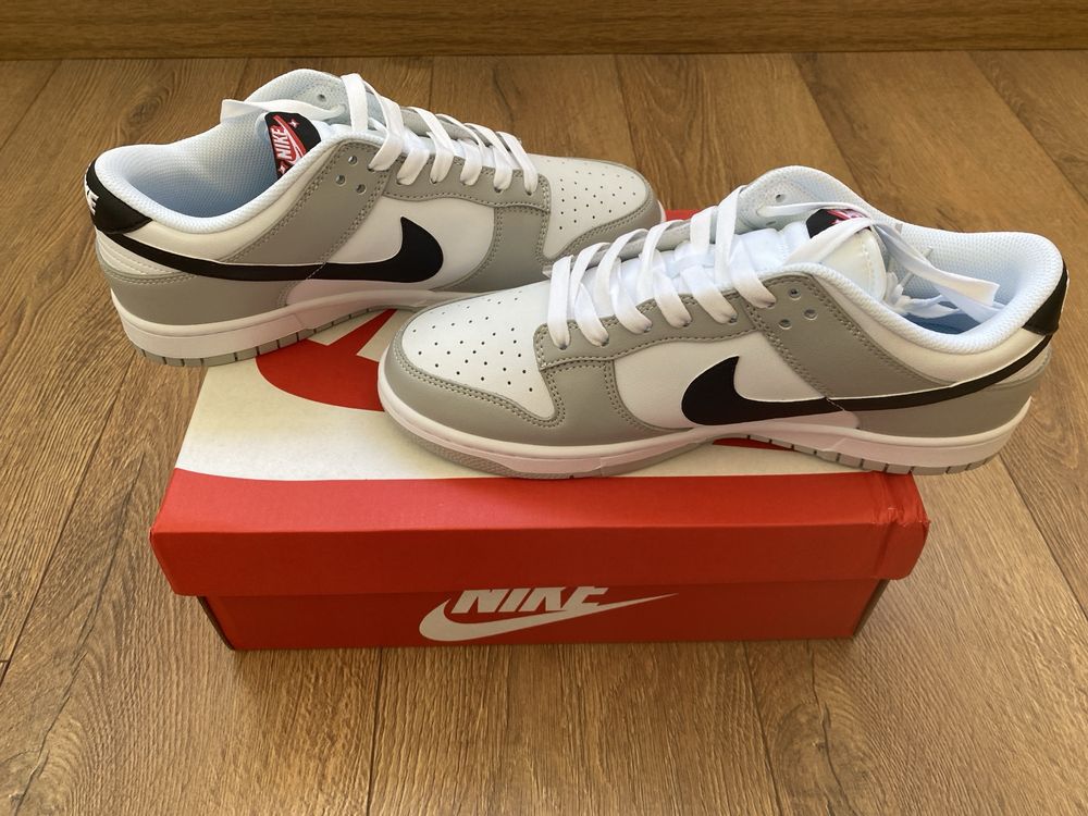 Nike Dunk Low.