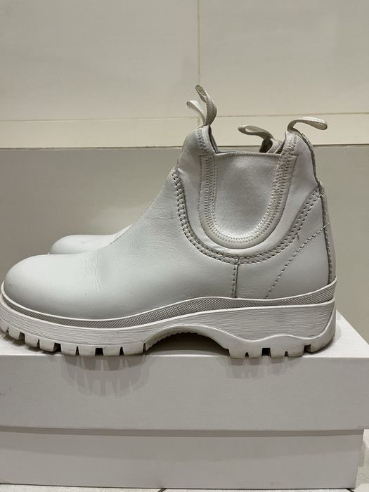 Белые ботинки Prada
