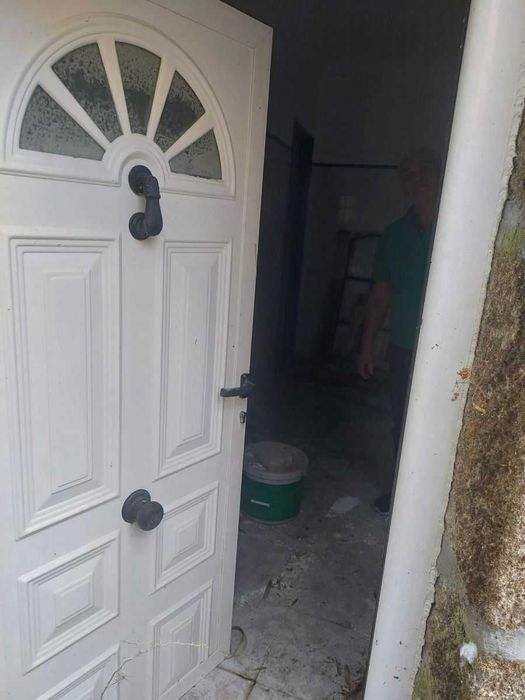 Moradia t4 interior para recuperar- toda em pedra 2 gar.,negociável