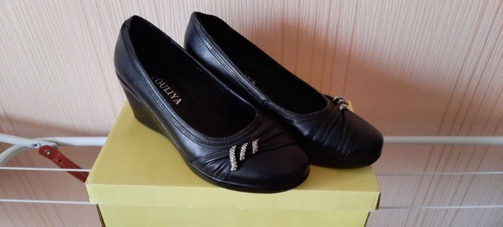 Продам женские туфли ( р-р. 40-41)