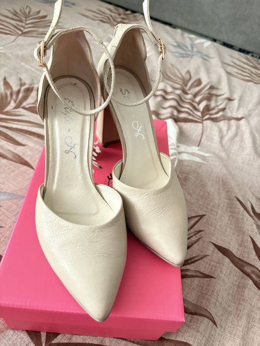 Бежеві босоніжки 38 розмір