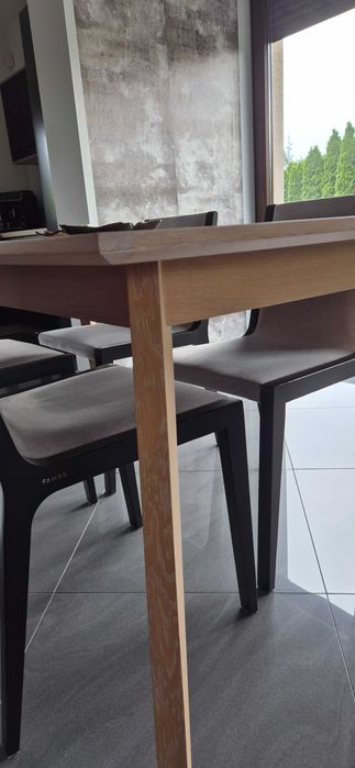 Stół prostokątny.