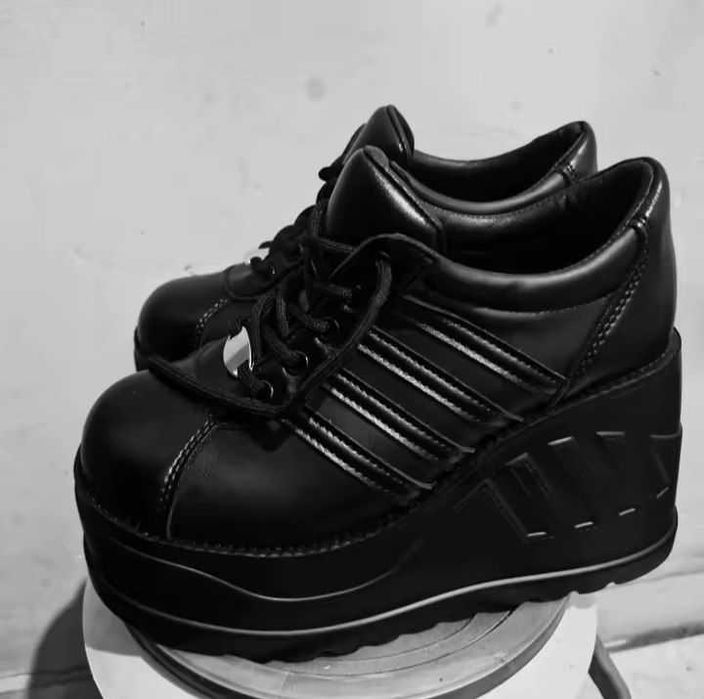 кроссовки на высокой подошве demonia