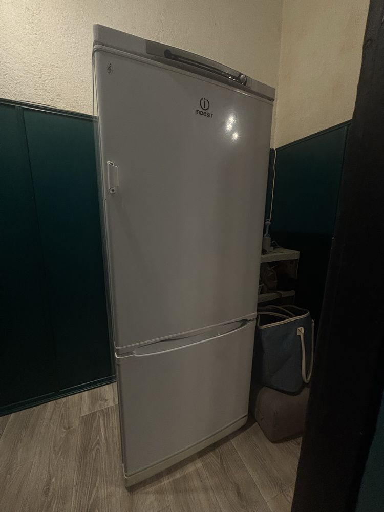 Холодильник Indesit