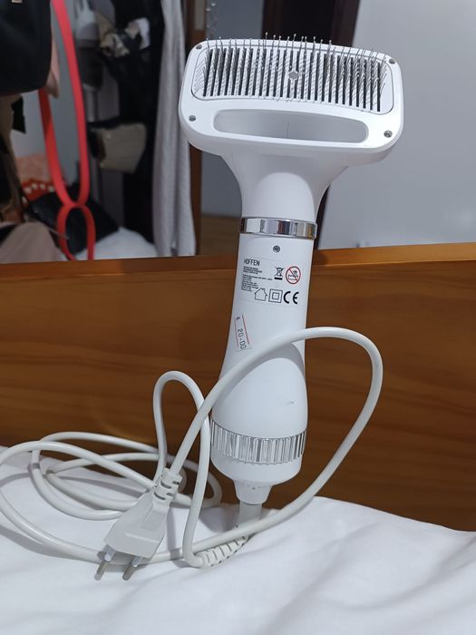 Secador com escova para animal de estimação.