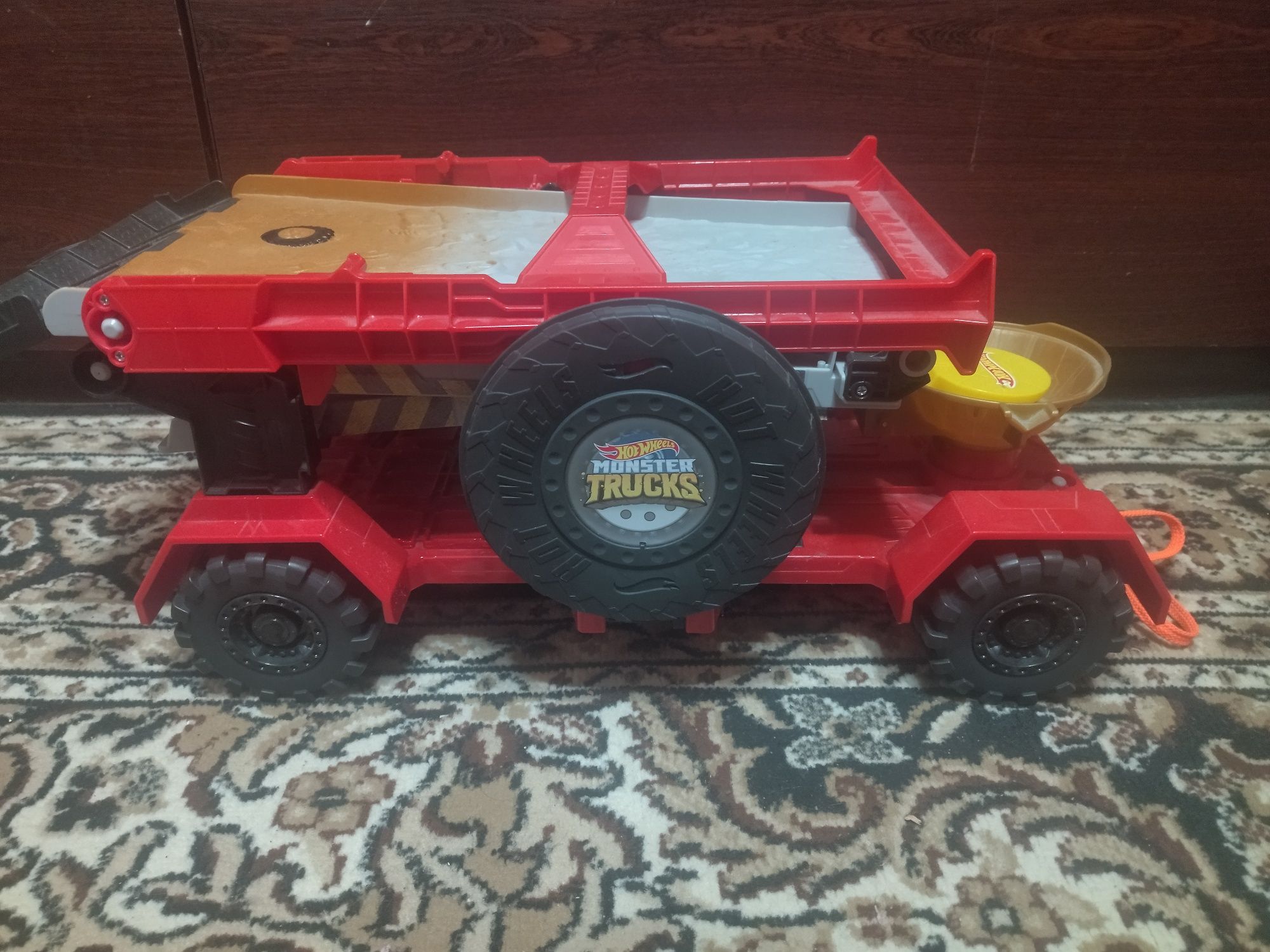 Ігровий набір Хот Вілс пересувний трамплін Hot Wheels Monster Trucks D