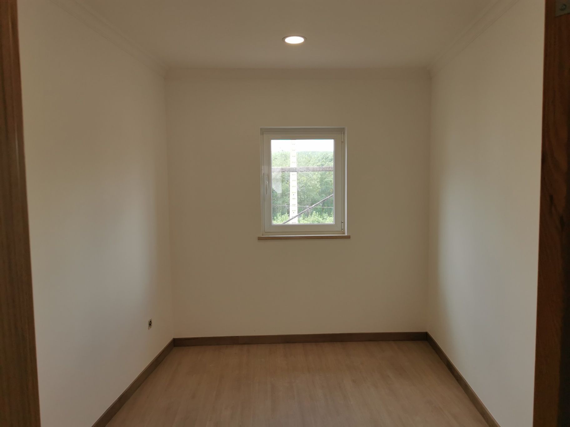 Vende se moradia totalmente recuperada