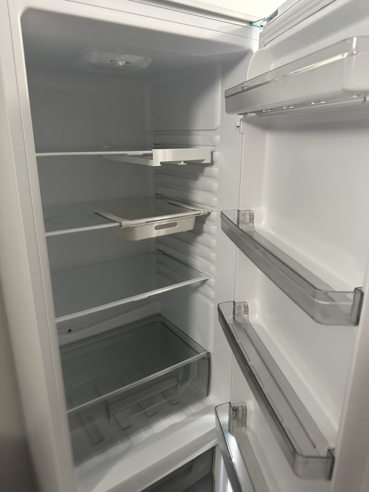 Холодильник двокамерний Grunhelm BRW-176DD