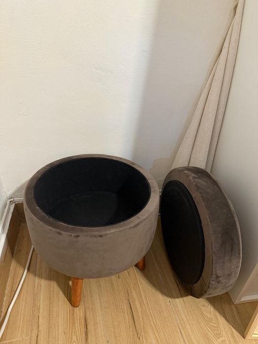 Espelho e puff com arrumação